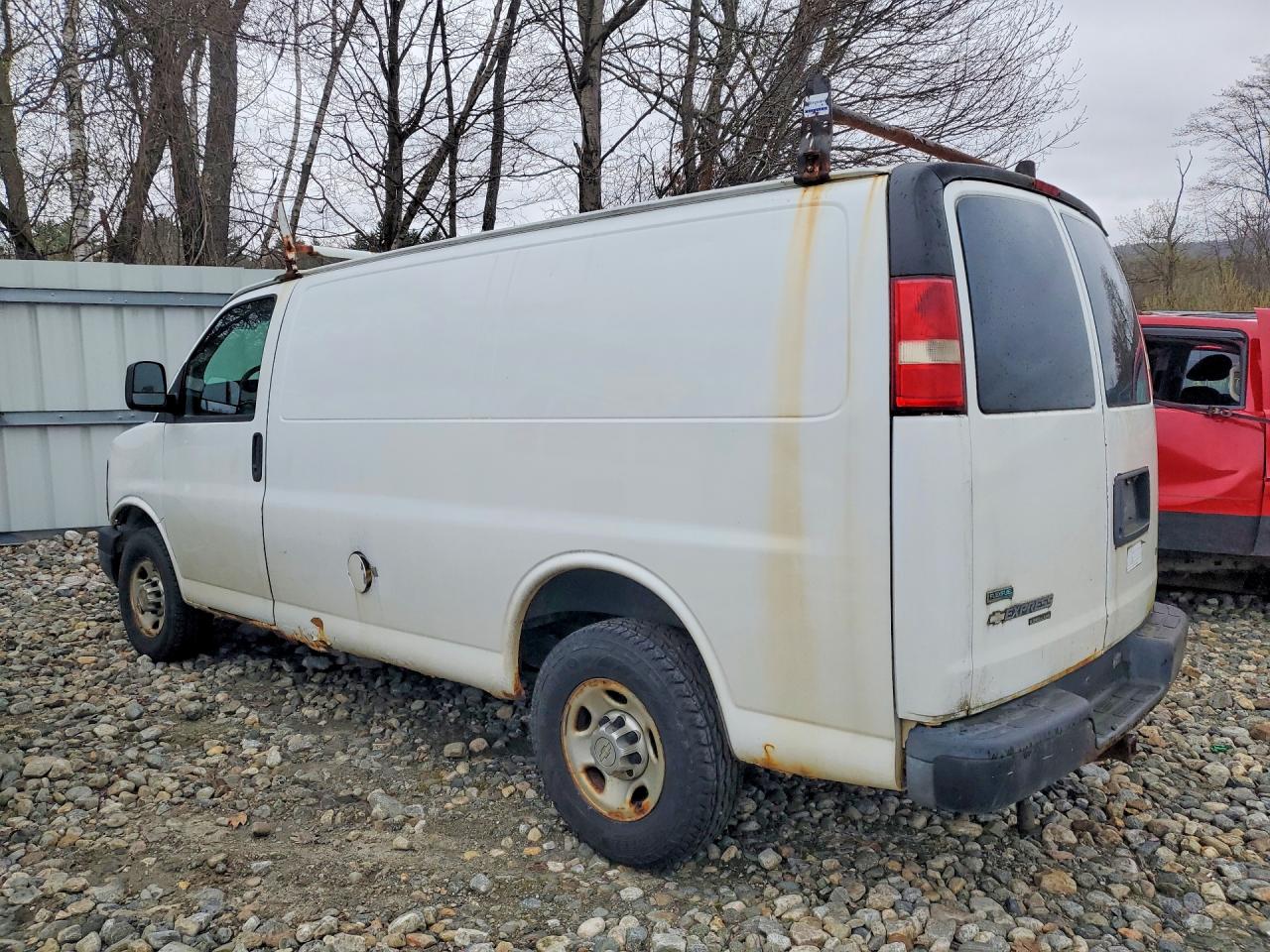 2011 CHEV Express VIN 1GCWGFFA2B1141772 photo 2
