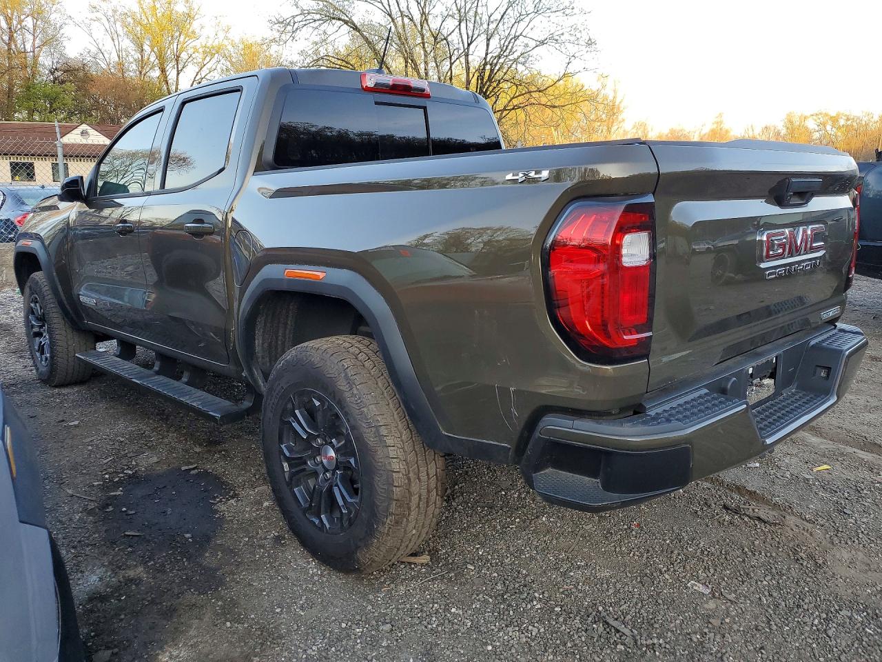2024 GMC Canyon VIN 1GTP6BEKXR1152068 photo 2