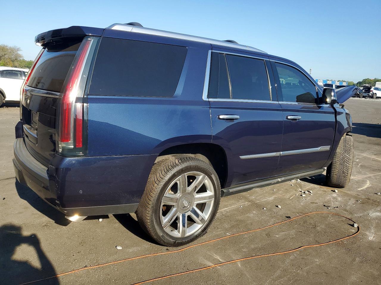 2017 Cadillac Escalade VIN 1GYS4CKJ5HR168092 photo 3