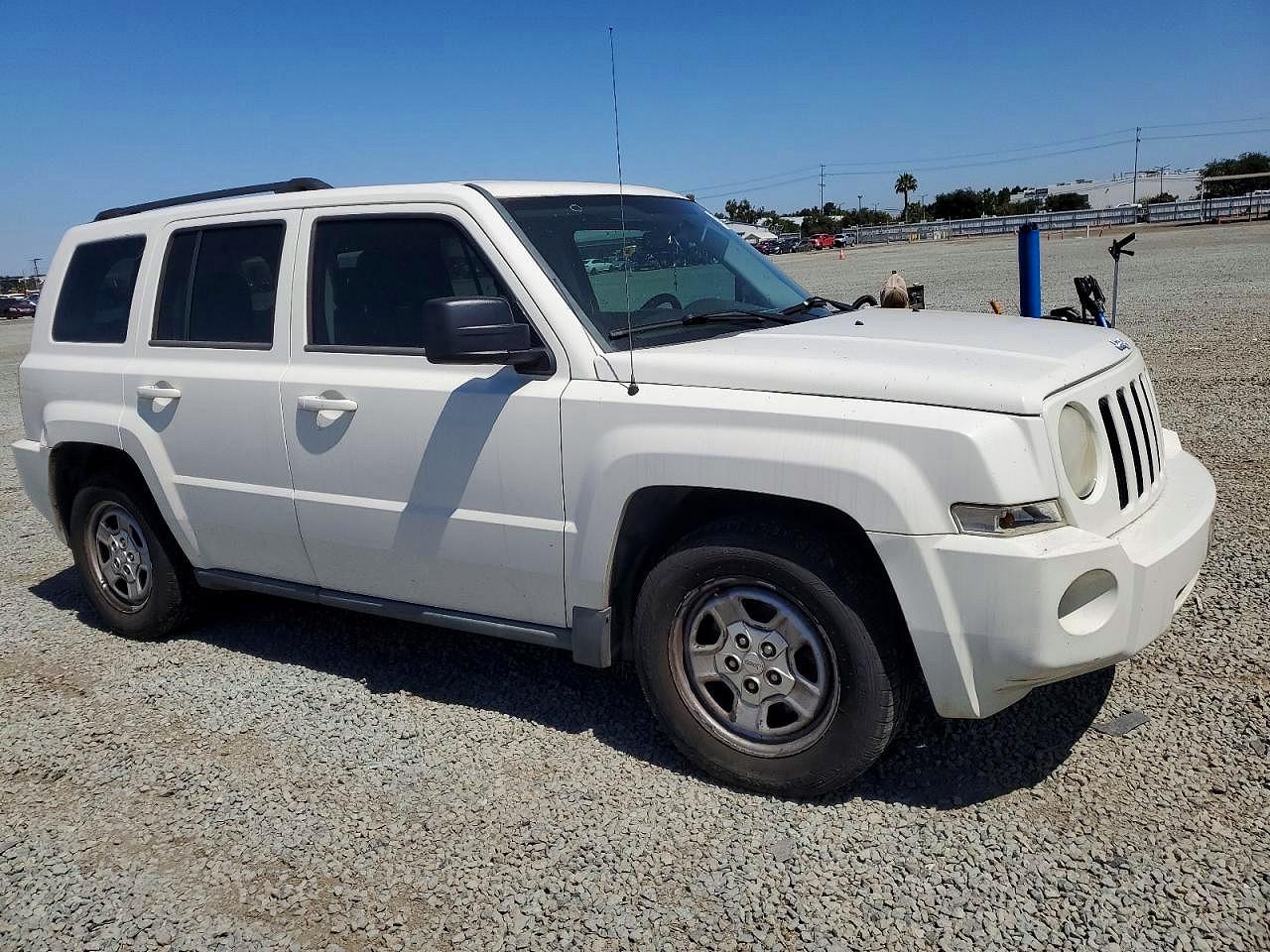 2010 Jeep Patriot VIN 1J4NT2GB3AD617655 photo 4