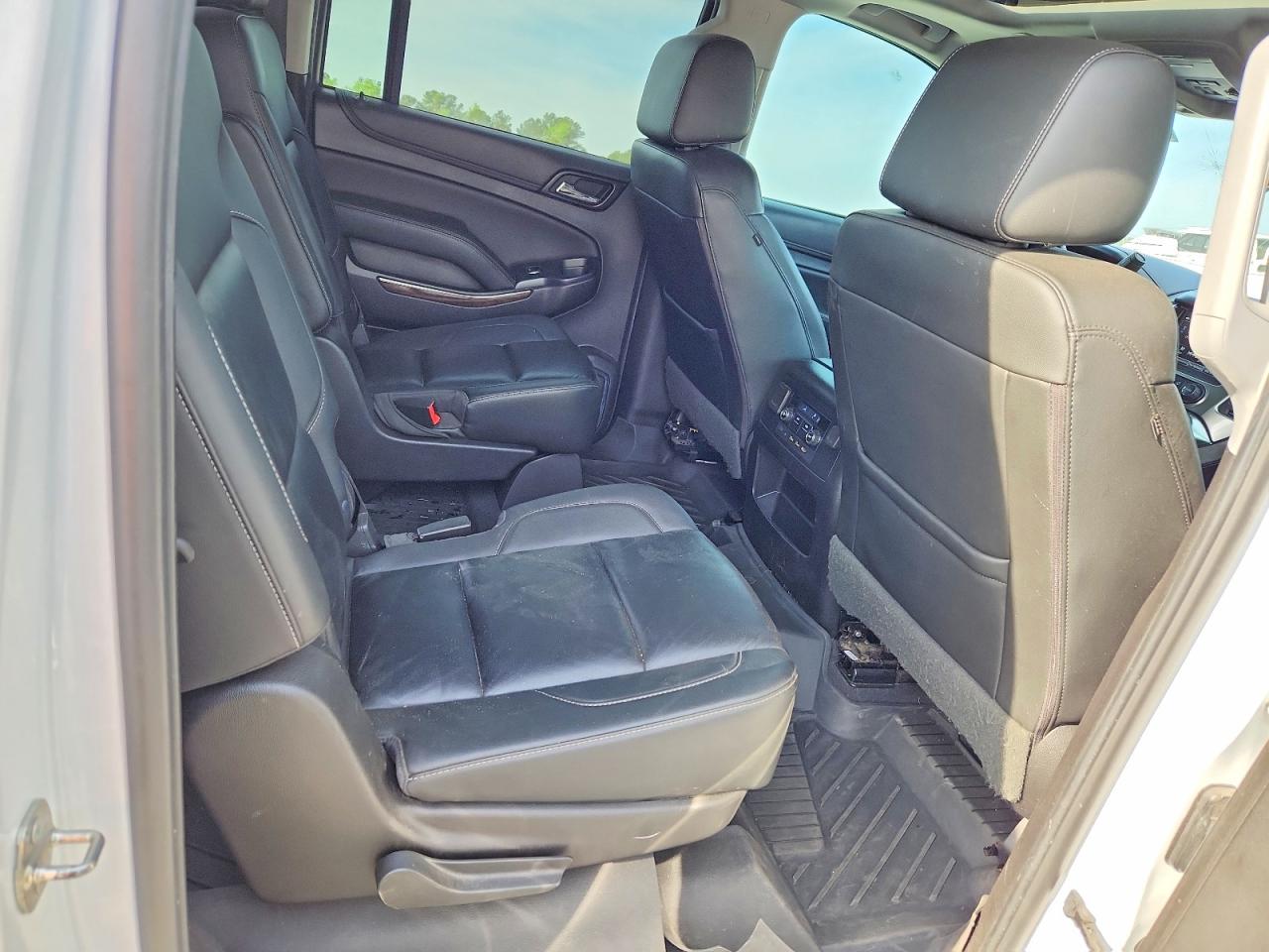 2019 Chevrolet Suburban VIN 1GNSKHKCXKR148090 photo 11