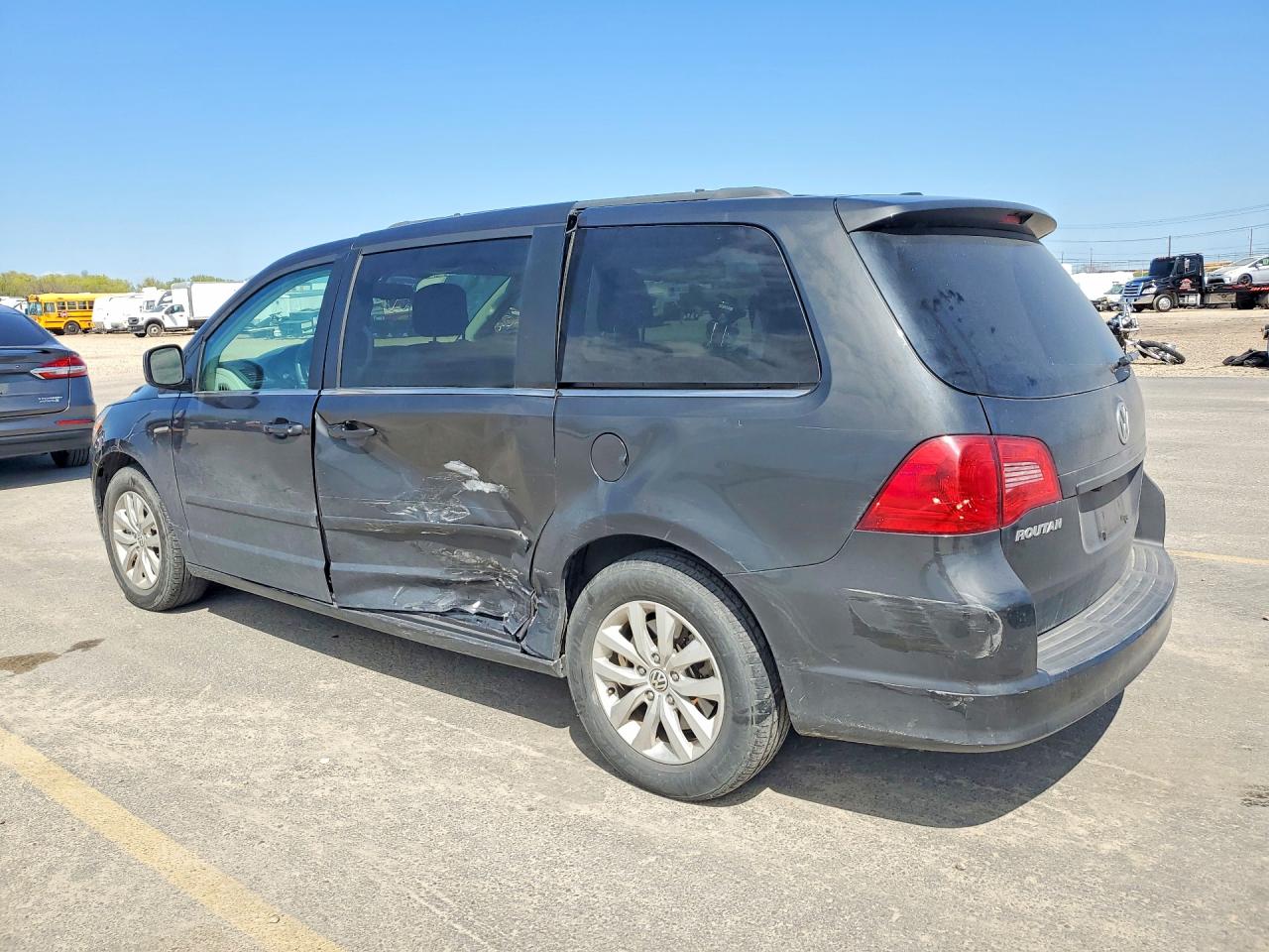 2012 Volkswagen All models VIN 2C4RVABG2CR294133 photo 2