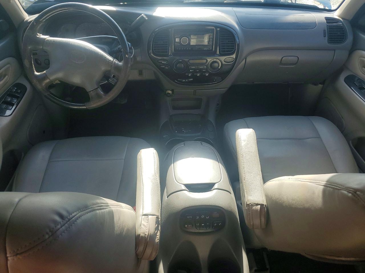 2002 Toyota Sequoia VIN 5TDZT34A52S061556 photo 8
