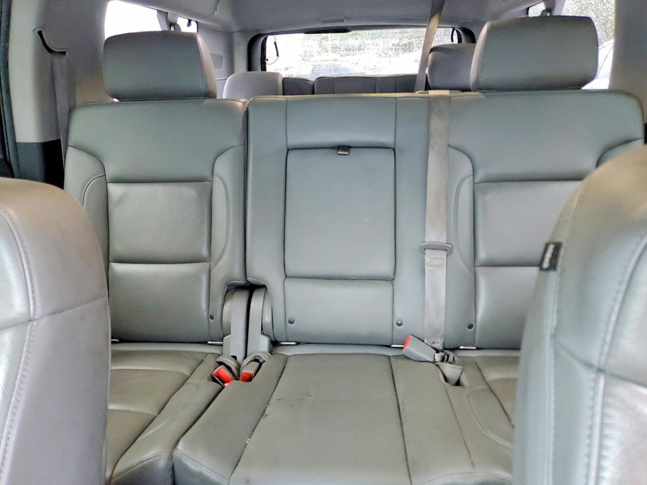 2015 Chevrolet Suburban VIN 1GNSKJKC8FR556990 photo 10
