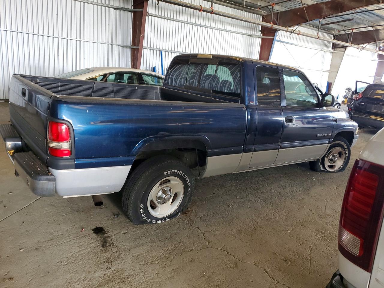 2000 Dodge Ram 1500 VIN 3B7HC13Z5YG136819 photo 3