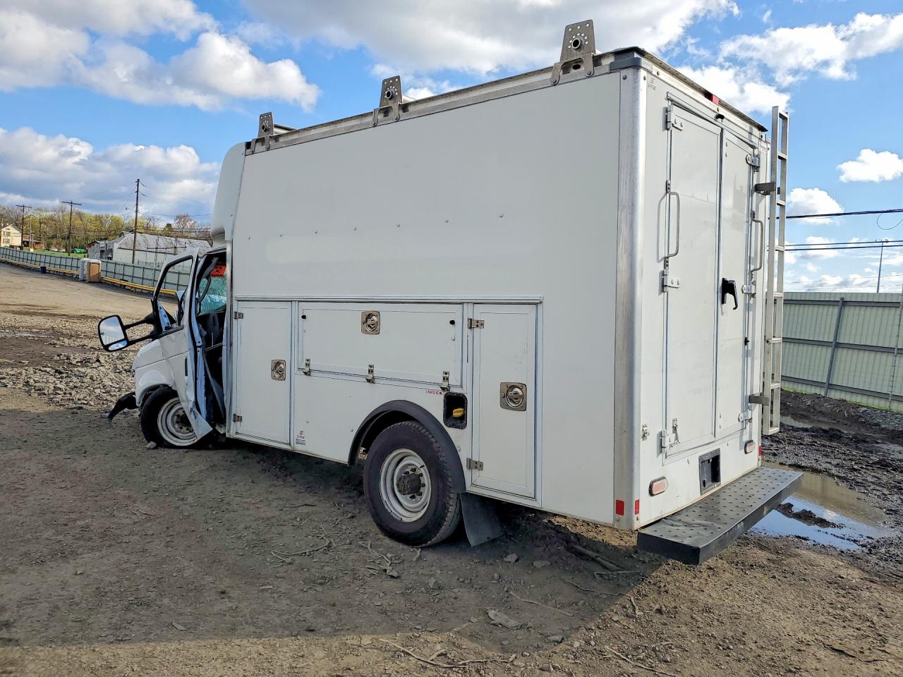 2019 FORD Econoline VIN 1FDWE3F63KDC27425 photo 2