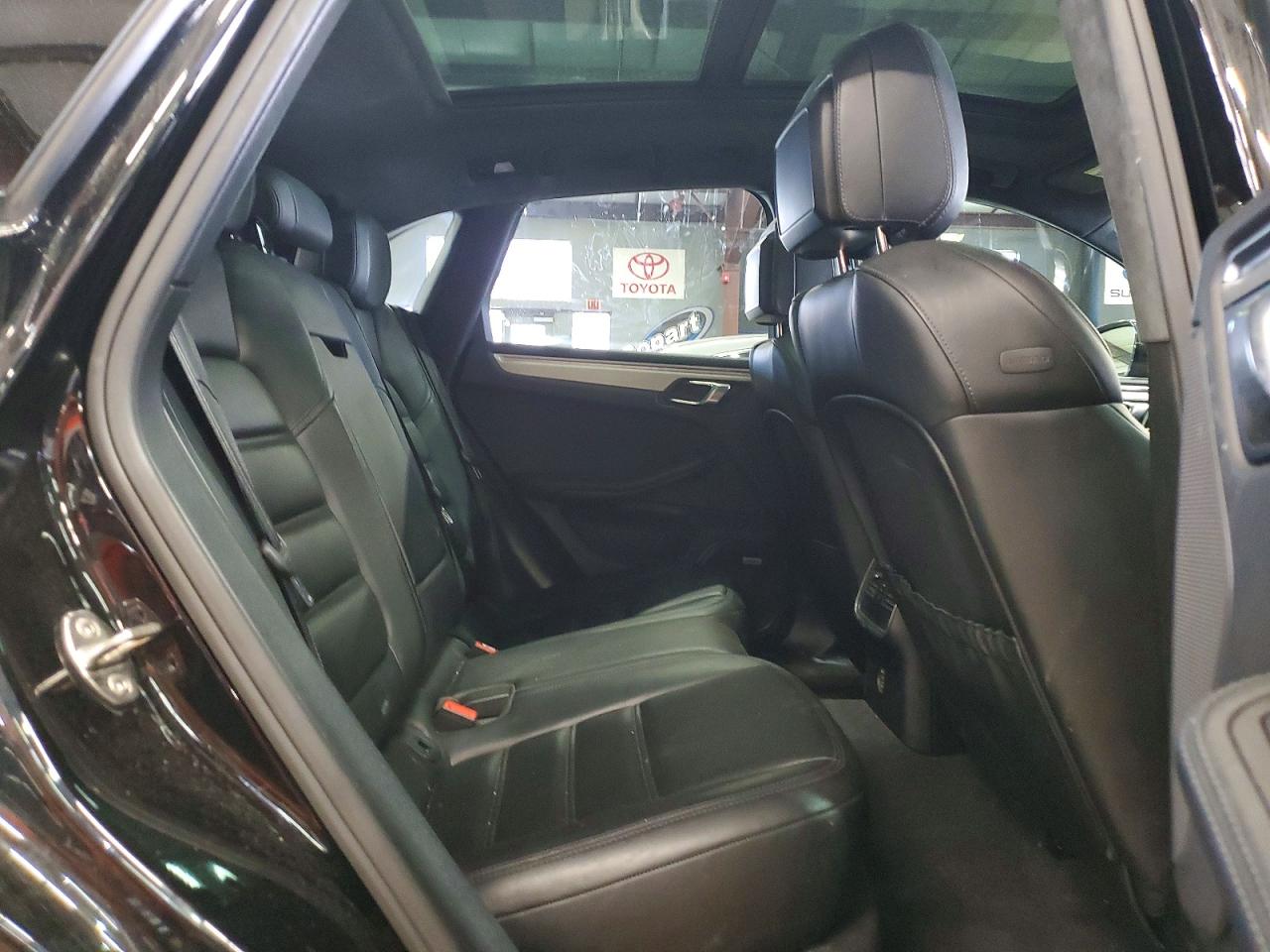 2018 Porsche Macan VIN WP1AF2A51JLB70696 photo 11