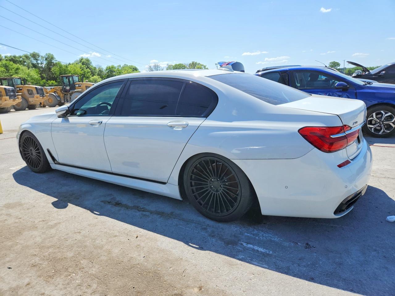2016 BMW 7 series VIN WBA7F2C50GG416256 photo 2