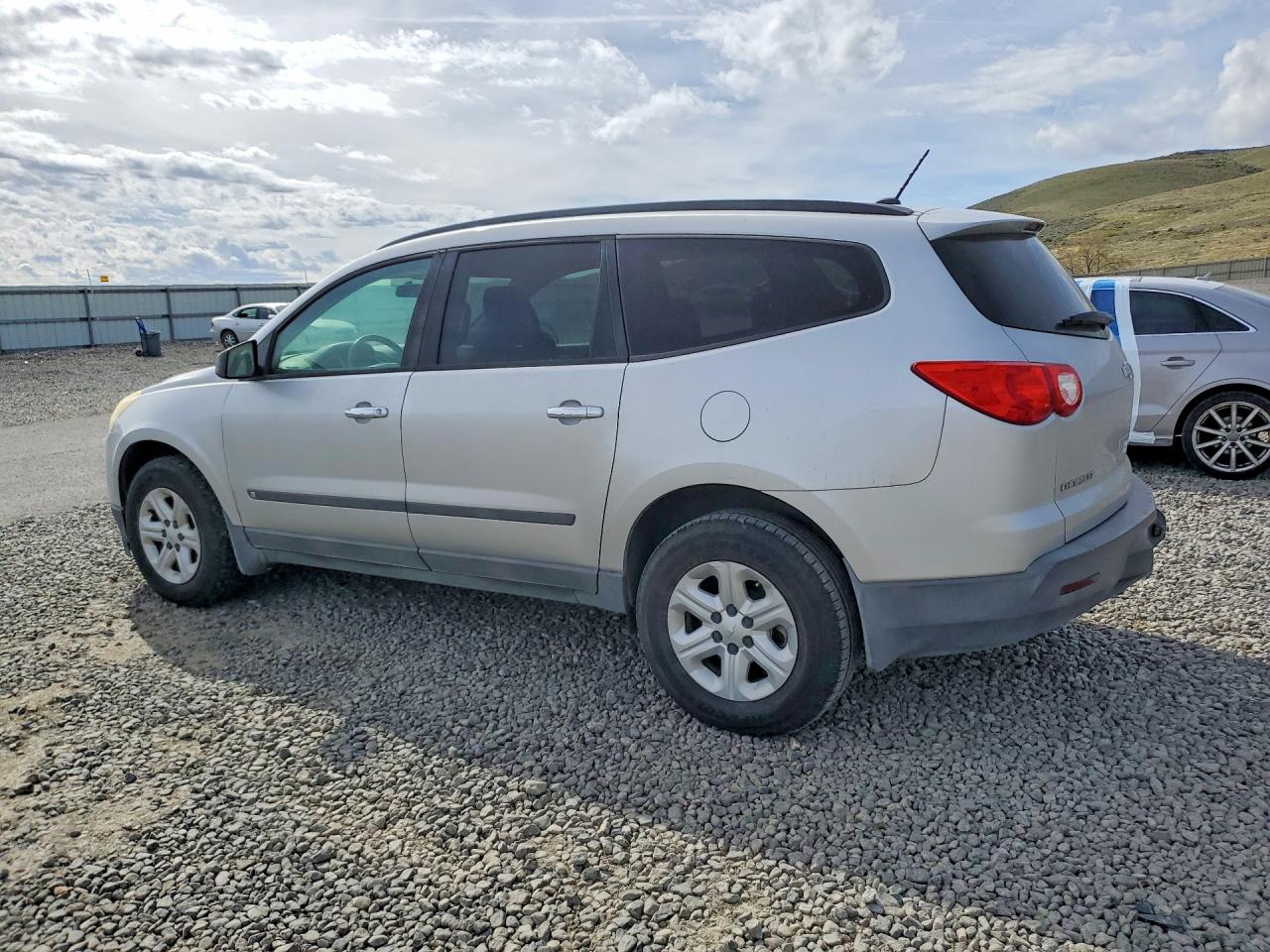 2010 Chevrolet Traverse VIN 1GNLVEEDXAS109215 photo 2