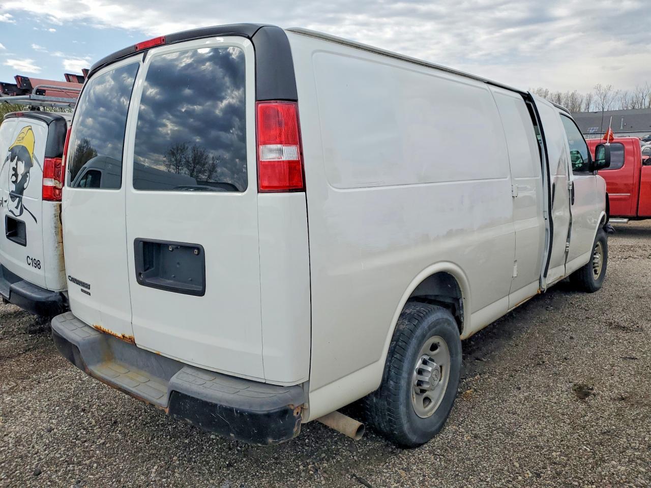 2015 CHEV Express VIN 1GCWGGFF8F1106046 photo 3