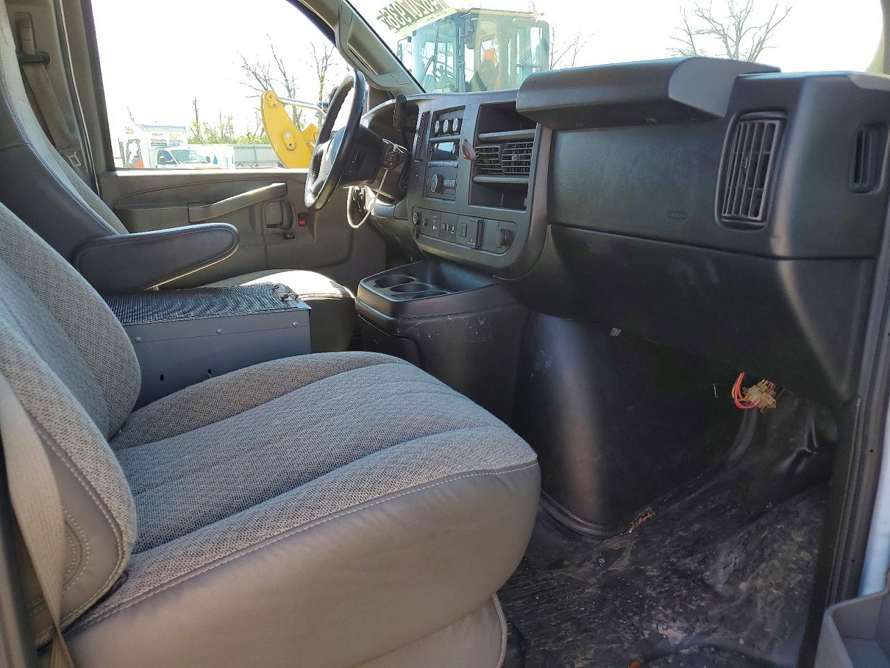 2019 CHEV Express VIN 1GCWGAFP2K1367866 photo 10