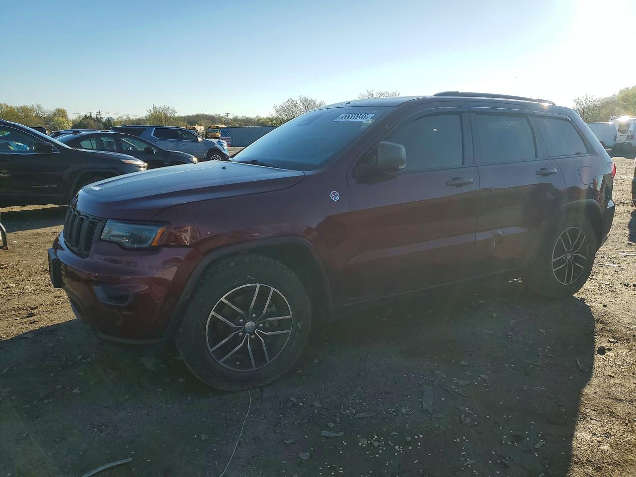 2018 Jeep Cherokee VIN 1C4RJFLG4JC230043 photo 1