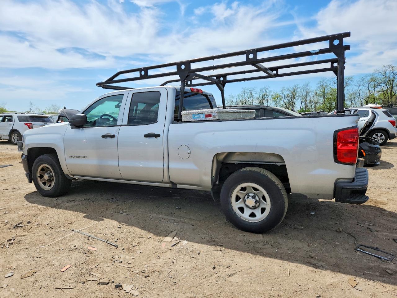 2018 Chevrolet All models VIN 1GCRCNEH6JZ280594 photo 2