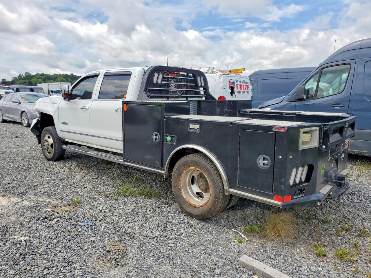 2015 Chev Silverado VIN 1GC4K1E80FF598533 photo 2