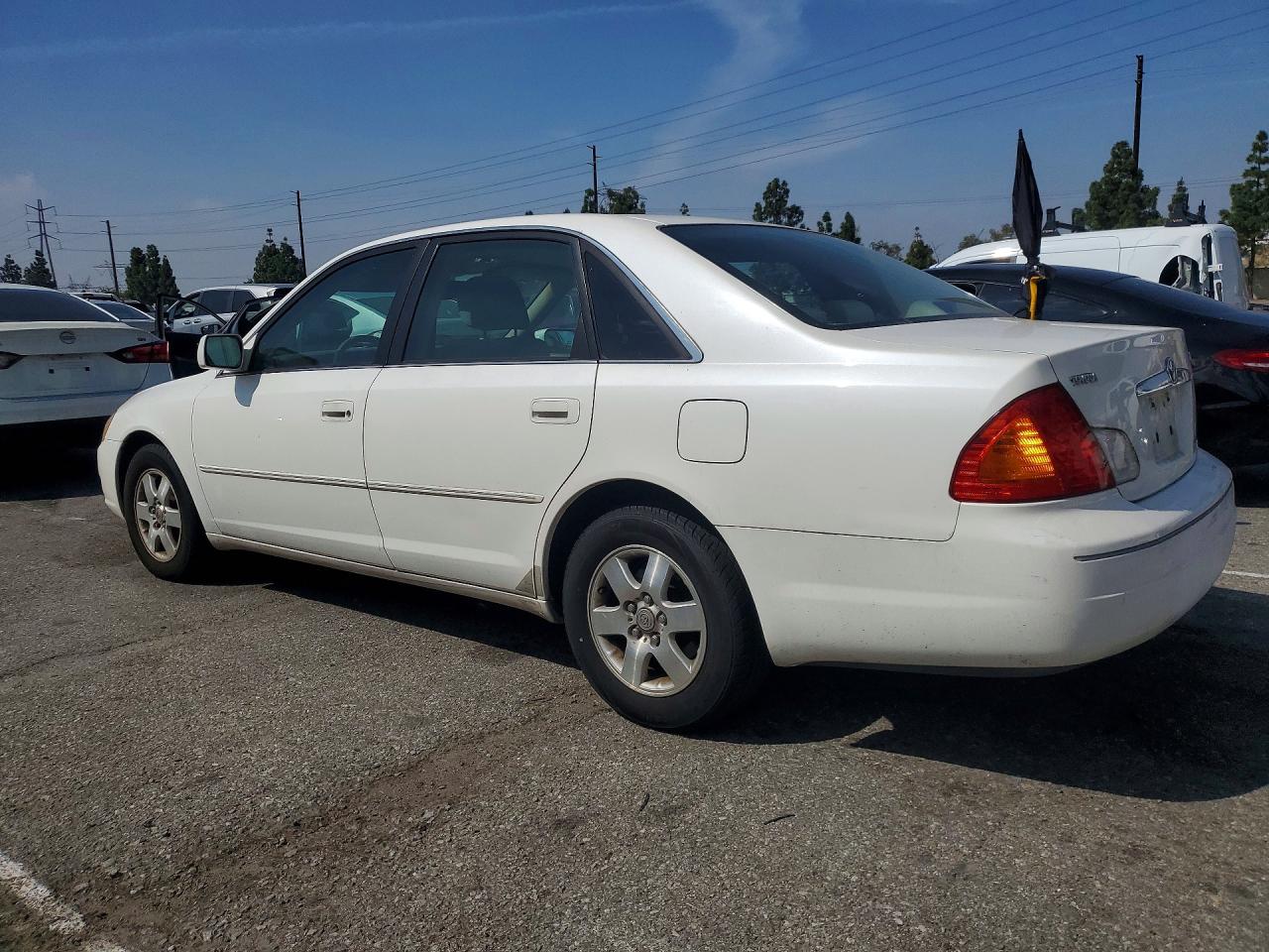 2002 Toyota Avalon VIN 4T1BF28B82U245502 photo 2