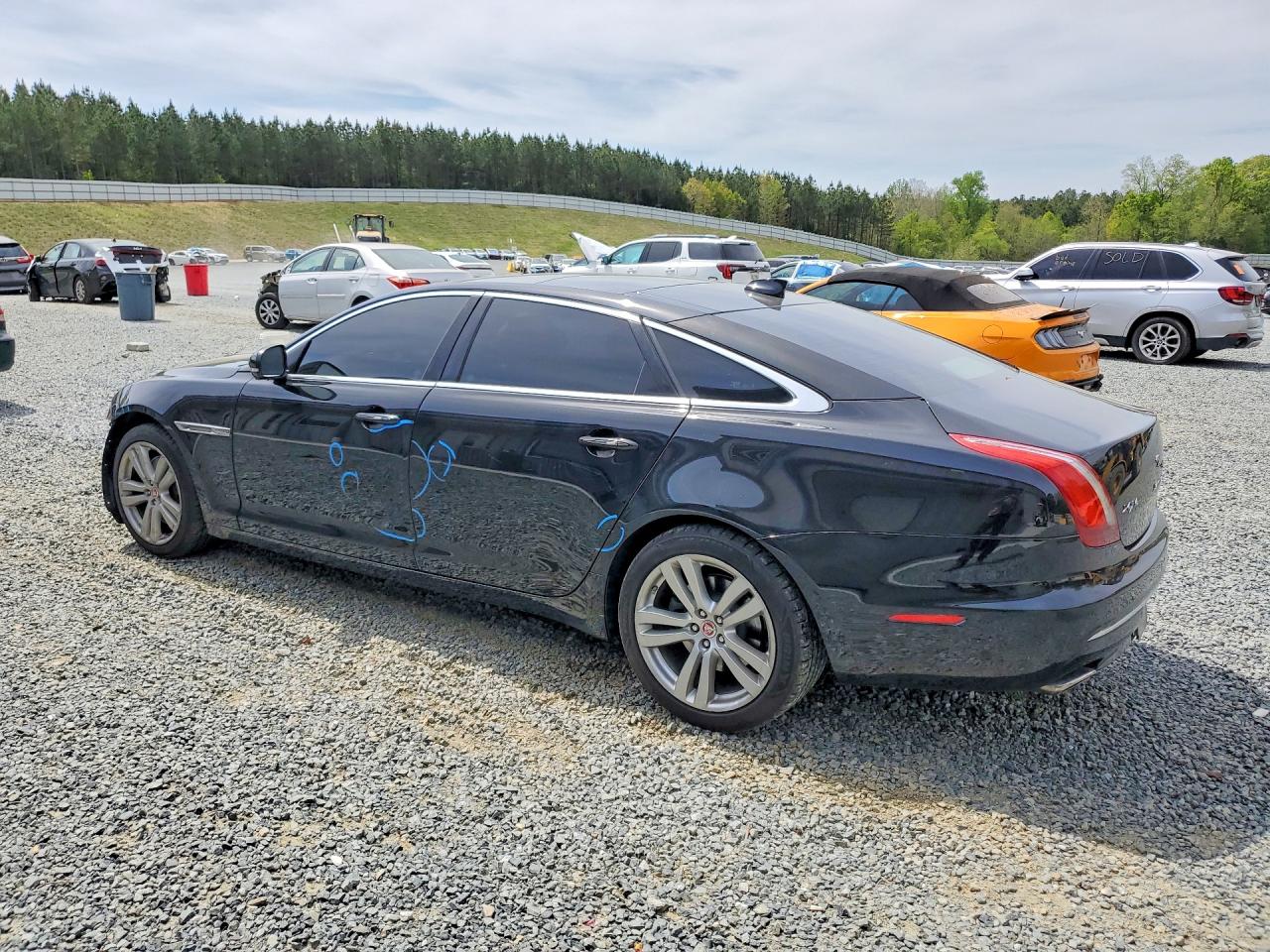 2016 Jaguar Xj VIN SAJWJ2GD8G8W02976 photo 2