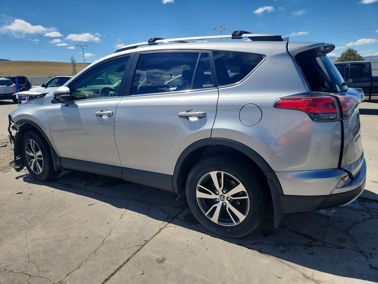2018 TOYOTA Rav4 VIN JTMRFREV5JJ211172 photo 2