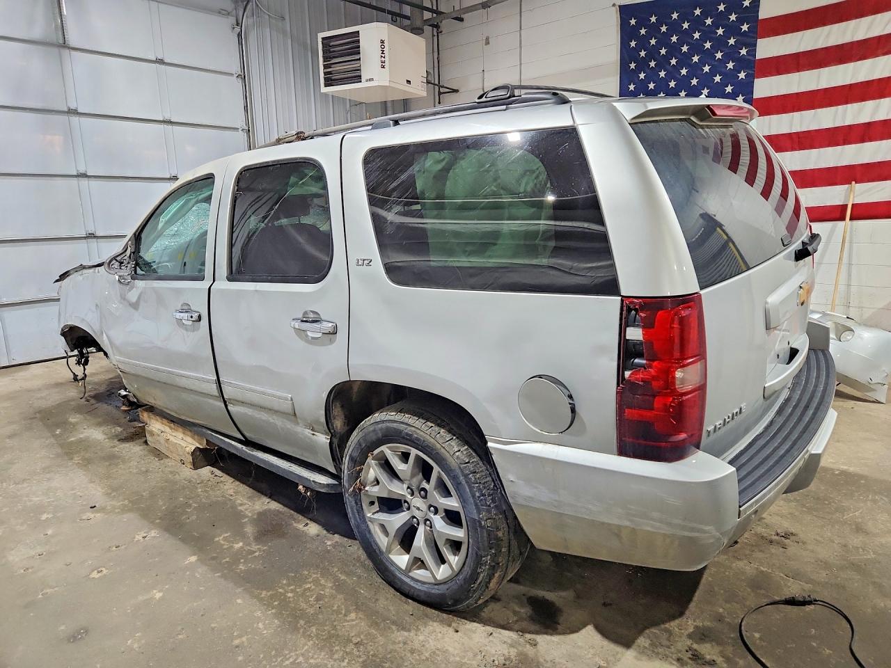 2014 Chevrolet Tahoe VIN 1GNSKCE07ER130929 photo 2