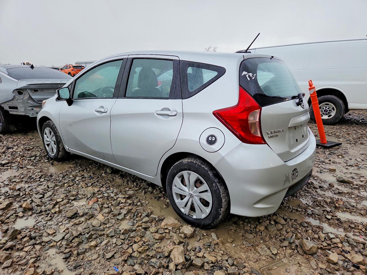 2018 Nissan Versa note VIN 3N1CE2CP0JL352568 photo 2