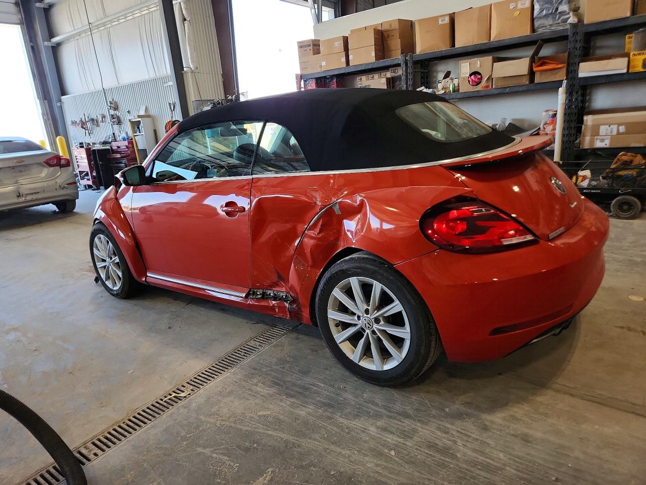 2019 Volkswagen Beetle VIN 3VW5DAAT1KM507057 photo 2