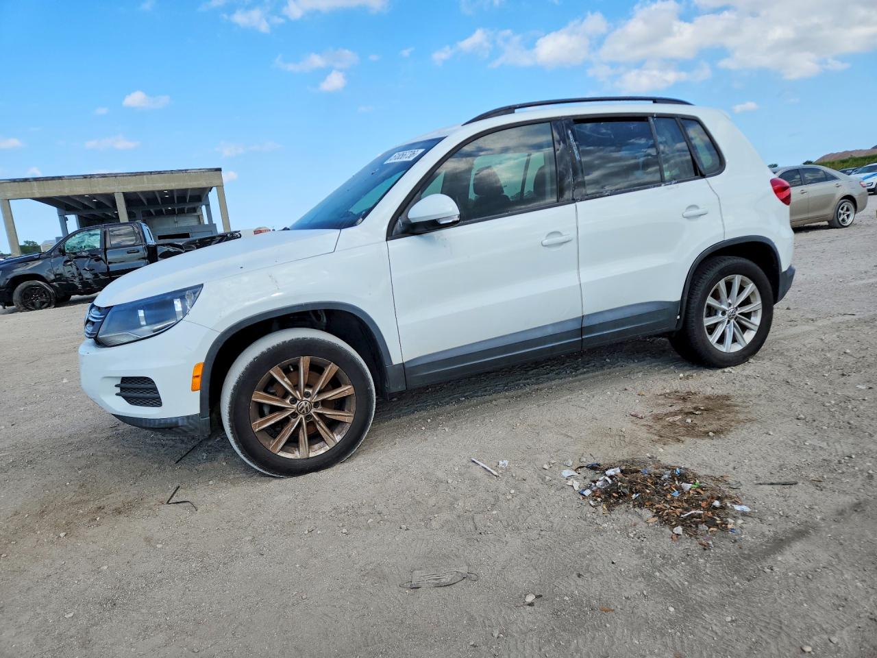 2017 Volkswagen Tiguan VIN WVGAV7AX7HK046978 photo 1