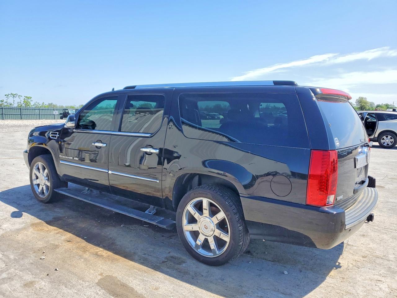 2009 Cadillac Escalade VIN 1GYFK26209R188790 photo 2