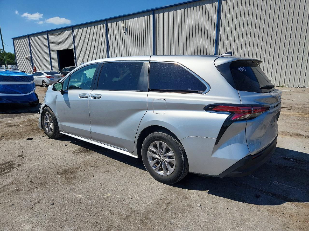 2022 Toyota Sienna VIN 5TDYRKEC1NS114813 photo 2
