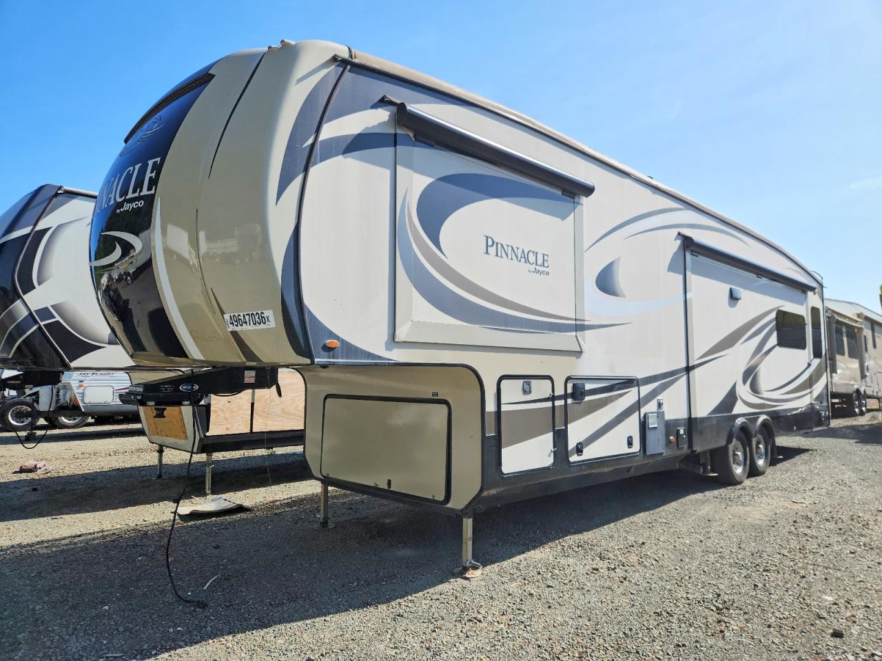 2017 JAYCO Travel tra VIN 1UJCJ0BV8H1RG0073 photo 2
