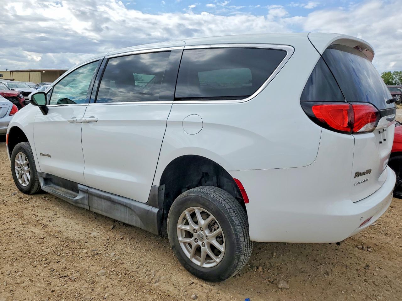 2022 Chrysler Minivan VIN 2C4RC1CGXNR105381 photo 2