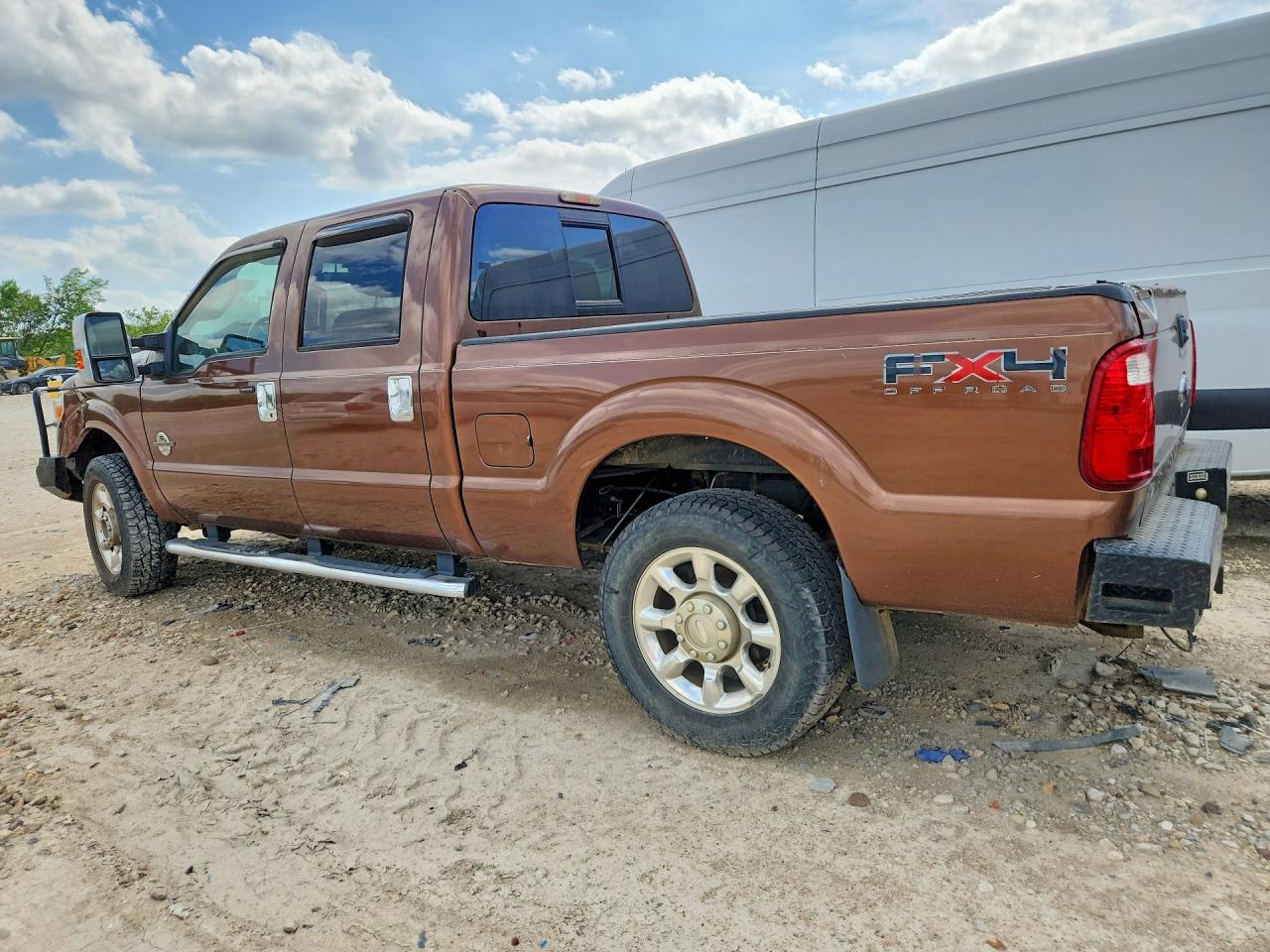 2011 Ford F250 VIN 1FT7W2BT9BEB17596 photo 2