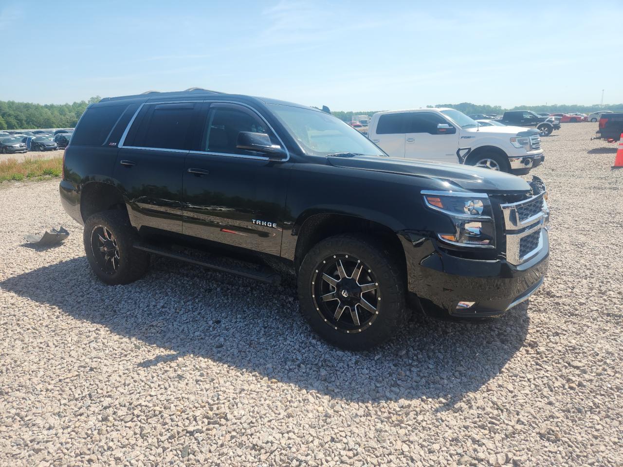 2018 Chevrolet Tahoe VIN 1GNSKBKC4JR278104 photo 4