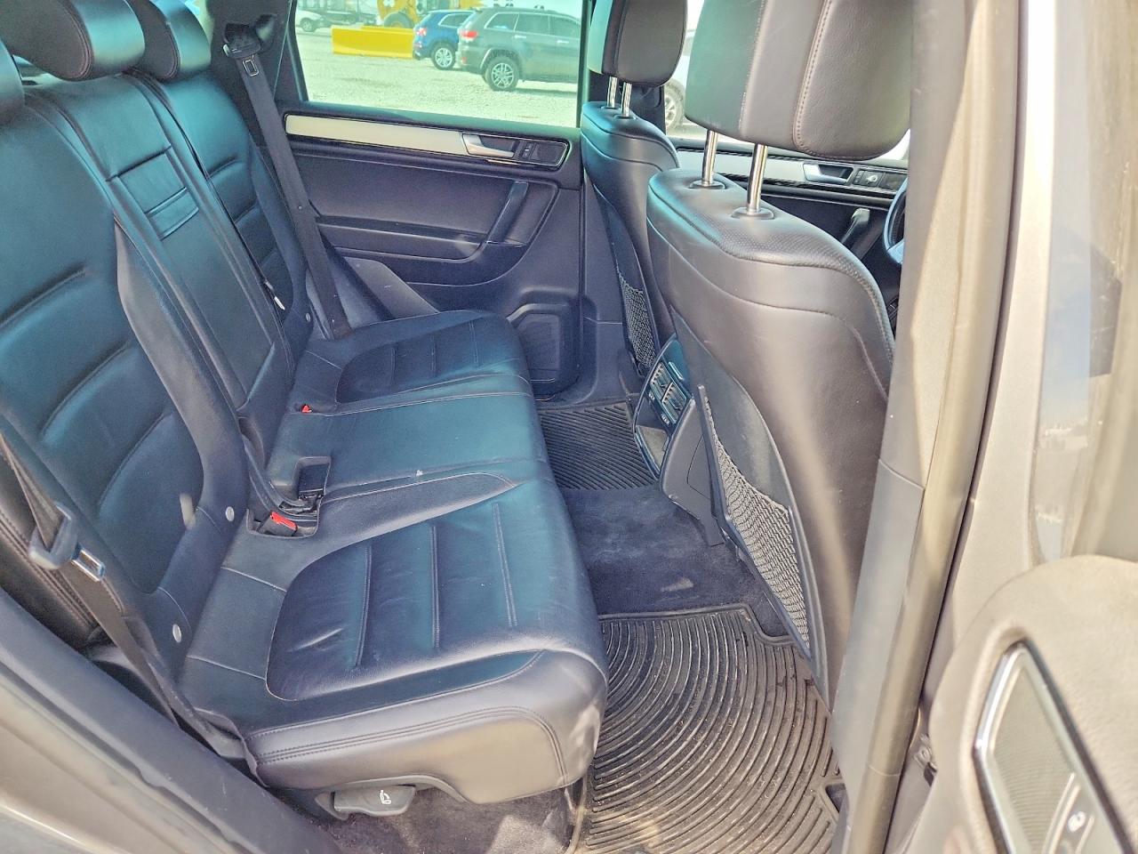 2017 Volkswagen Touareg VIN WVGRF7BP2HD003183 photo 11