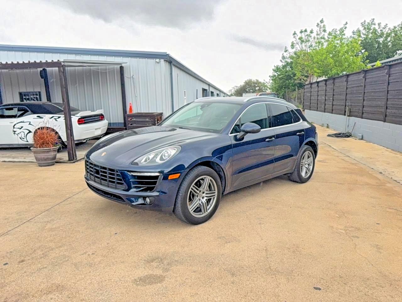 2018 Porsche Macan VIN WP1AB2A5XJLB34419 photo 2