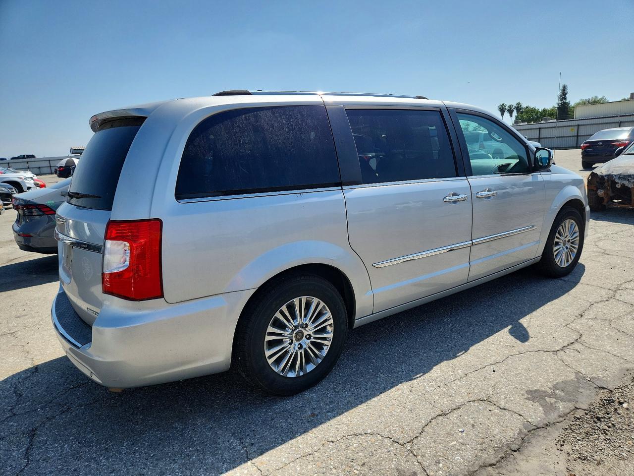 2011 Chrysler Minivan VIN 2A4RR6DG1BR610838 photo 3