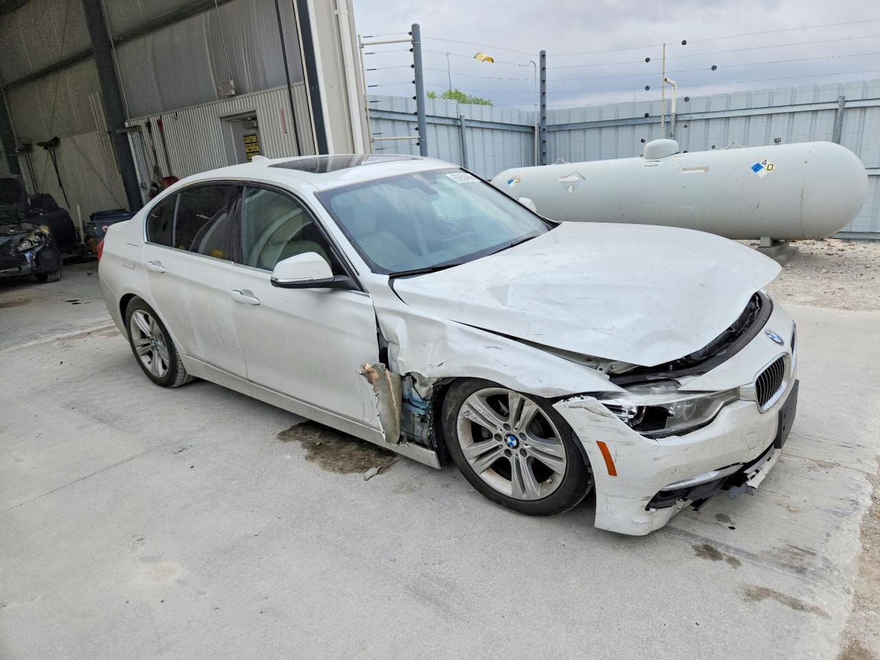 2016 BMW 3 series VIN WBA8E3G52GNU00269 photo 4