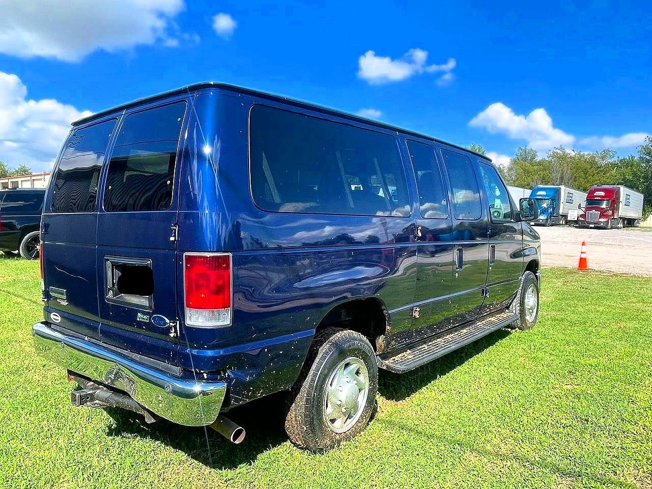 2011 Ford Econoline VIN 1FBNE3BL6BDB17632 photo 4