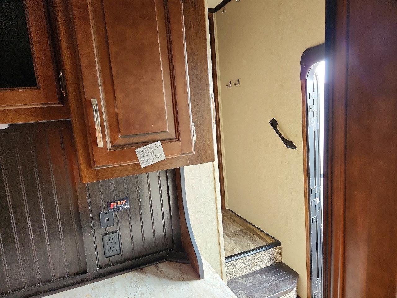 2018 GRAND Reflection VIN 573FR3325J3317764 photo 5