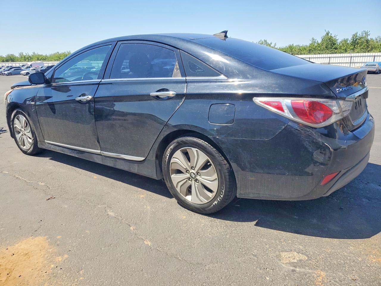 2015 Hyundai Sonata VIN KMHEC4A48FA135571 photo 2