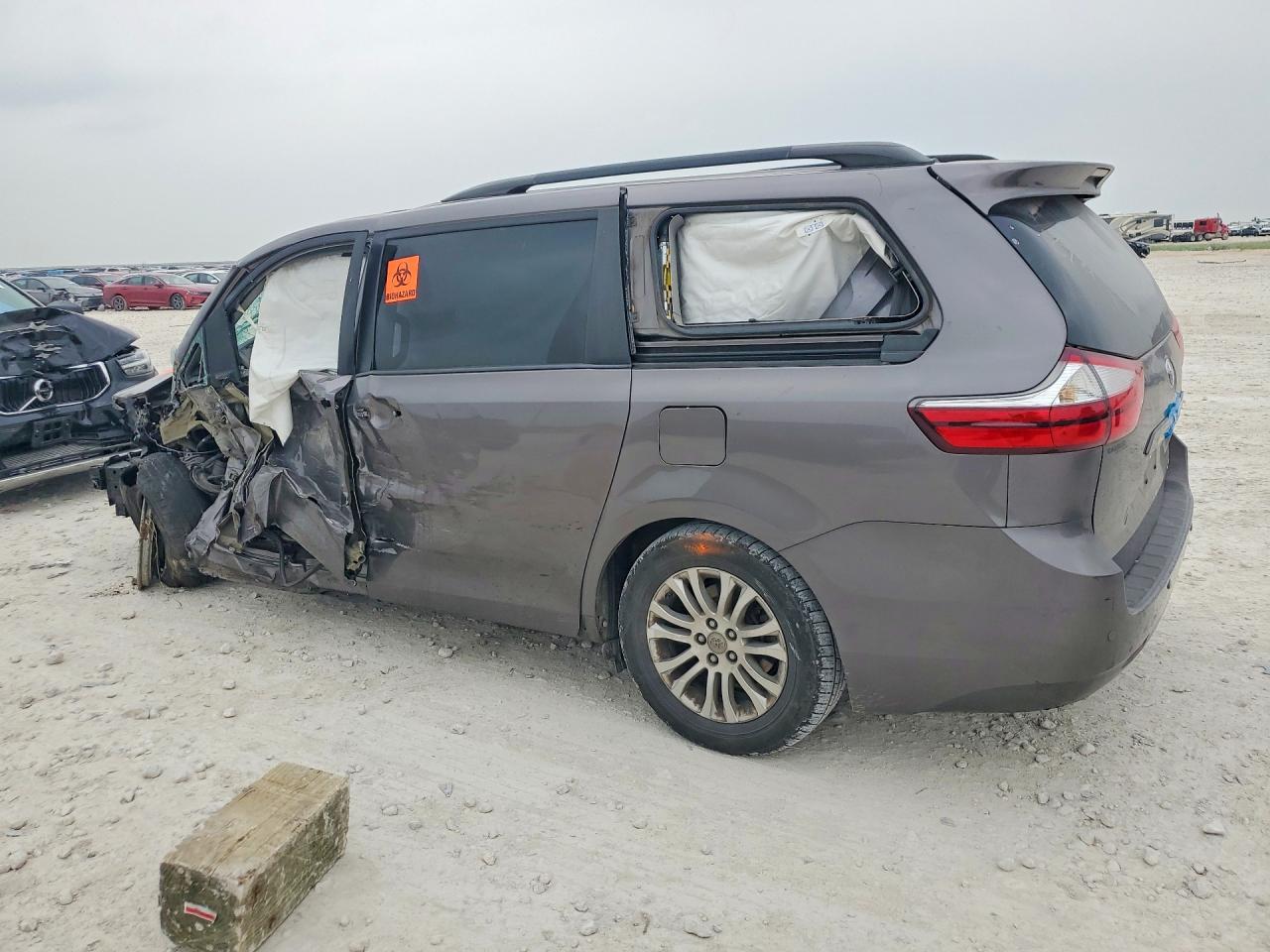 2017 Sienna VIN 5TDYZ3DC2HS798721 photo 2
