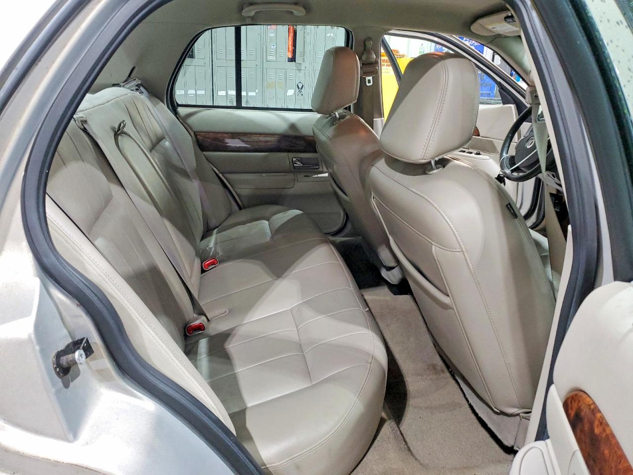 2010 Mercury Grmarquis VIN 2MEBM7FV0AX627646 photo 10