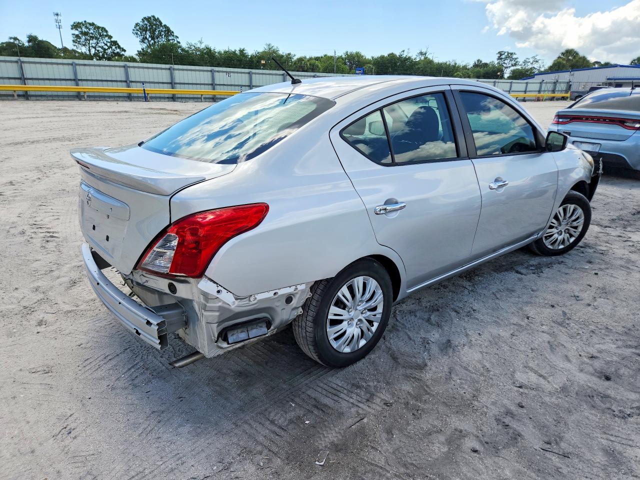 2018 Nissan Versa s pl VIN 3N1CN7AP2JL826374 photo 3