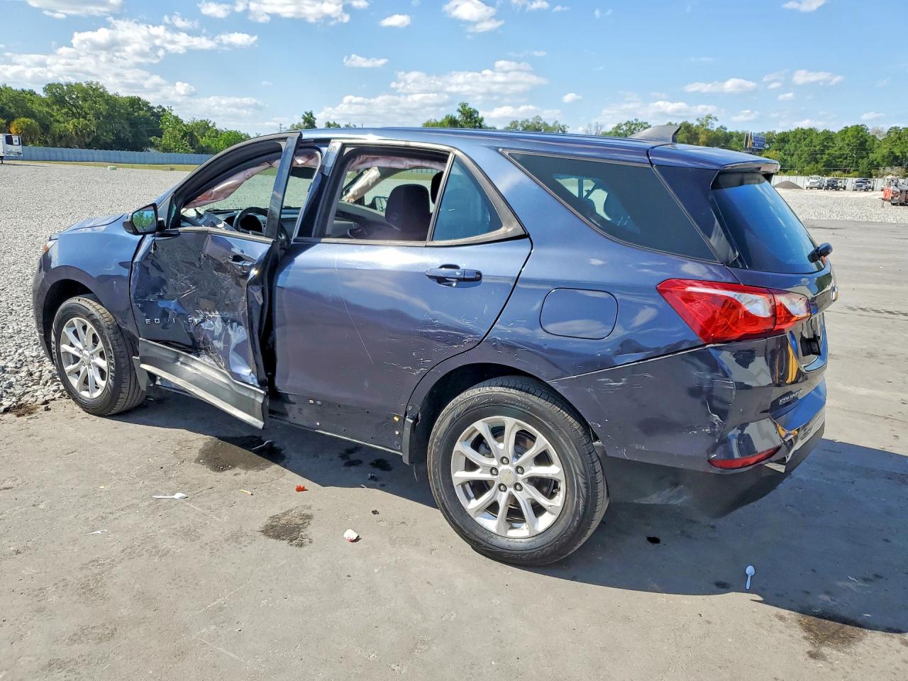 2018 Chevrolet Equinox VIN 3GNAXREV3JS523023 photo 2