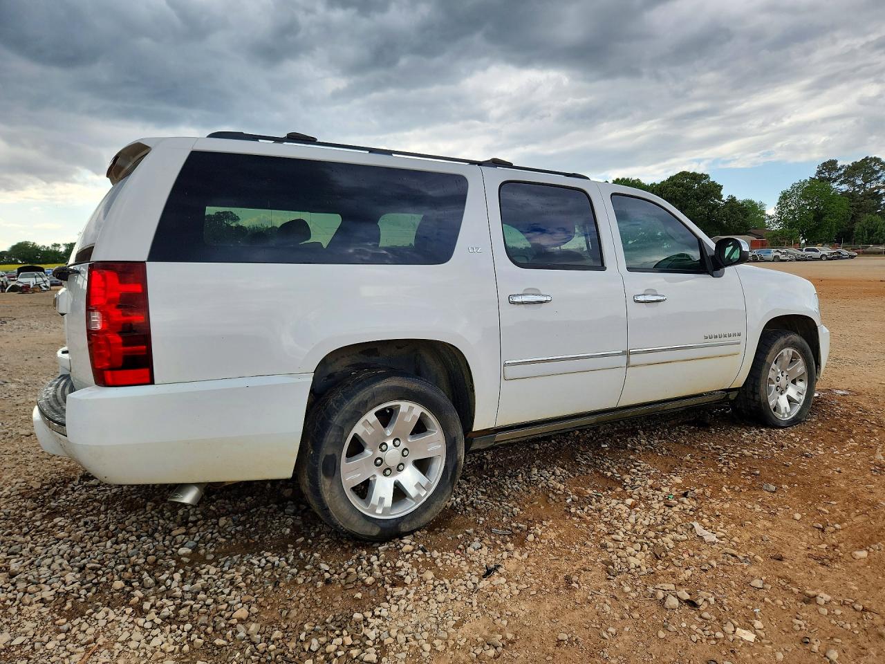 2013 Chevrolet Suburban VIN 1GNSKKE79DR166448 photo 3