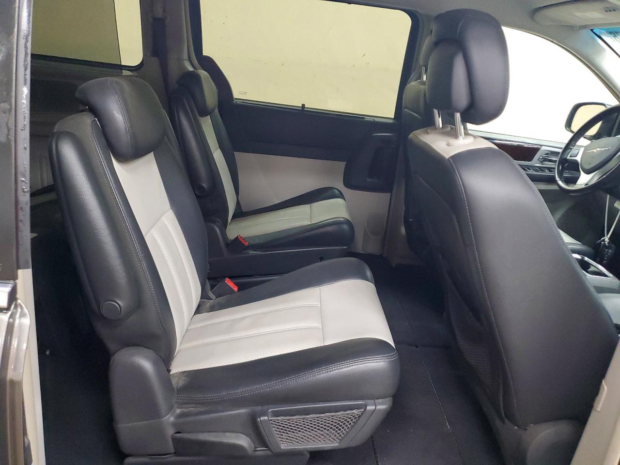 2010 Chrysler Minivan VIN 2A4RR8DXXAR320947 photo 11