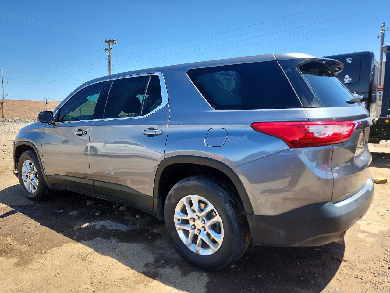 2021 Chevrolet Traverse VIN 1GNERFKW3MJ209031 photo 2