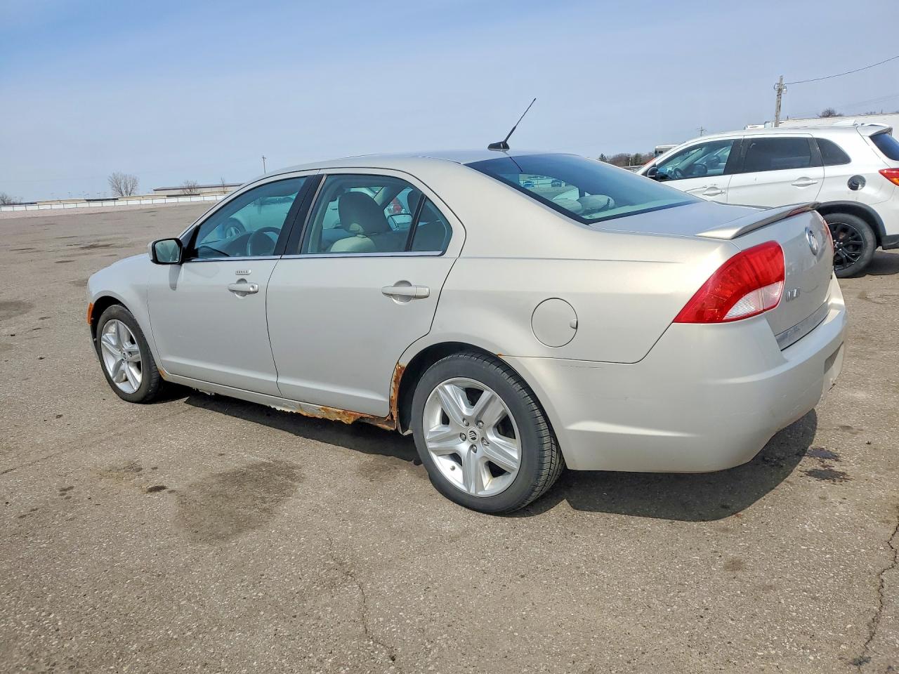 2010 Mercury Milan VIN 3MEHM0HA2AR637668 photo 2