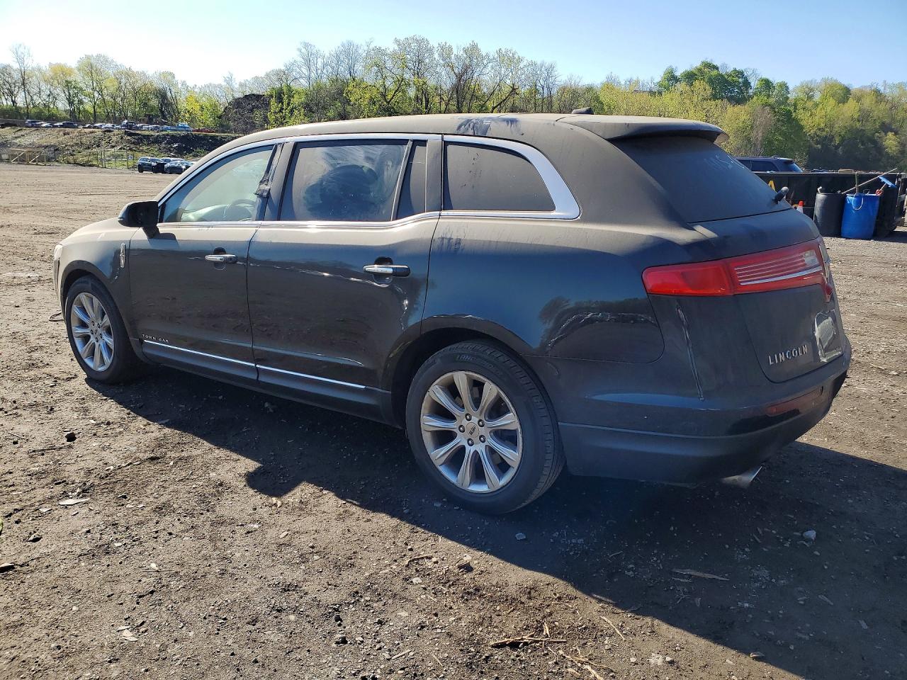 2019 LINCOLN Mkt VIN 2LMHJ5AT0KBL01634 photo 2