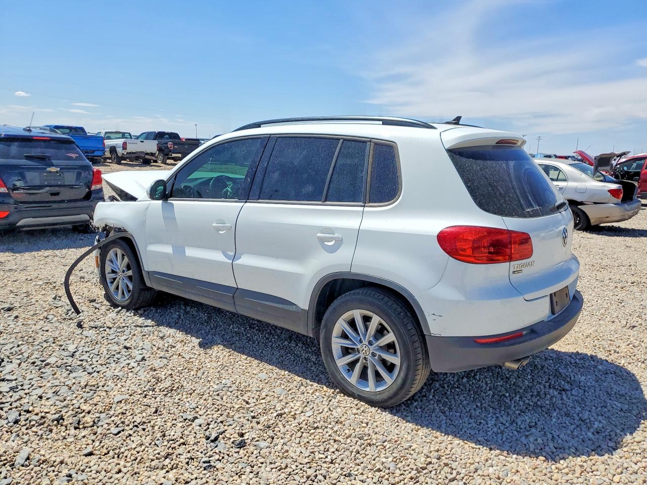 2018 Volkswagen All other VIN WVGAV7AX8JK005247 photo 2