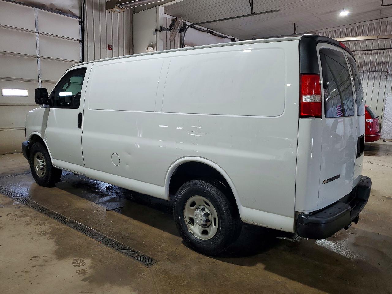 2018 Chevrolet Express VIN 1GCWGAFG1J1341404 photo 2