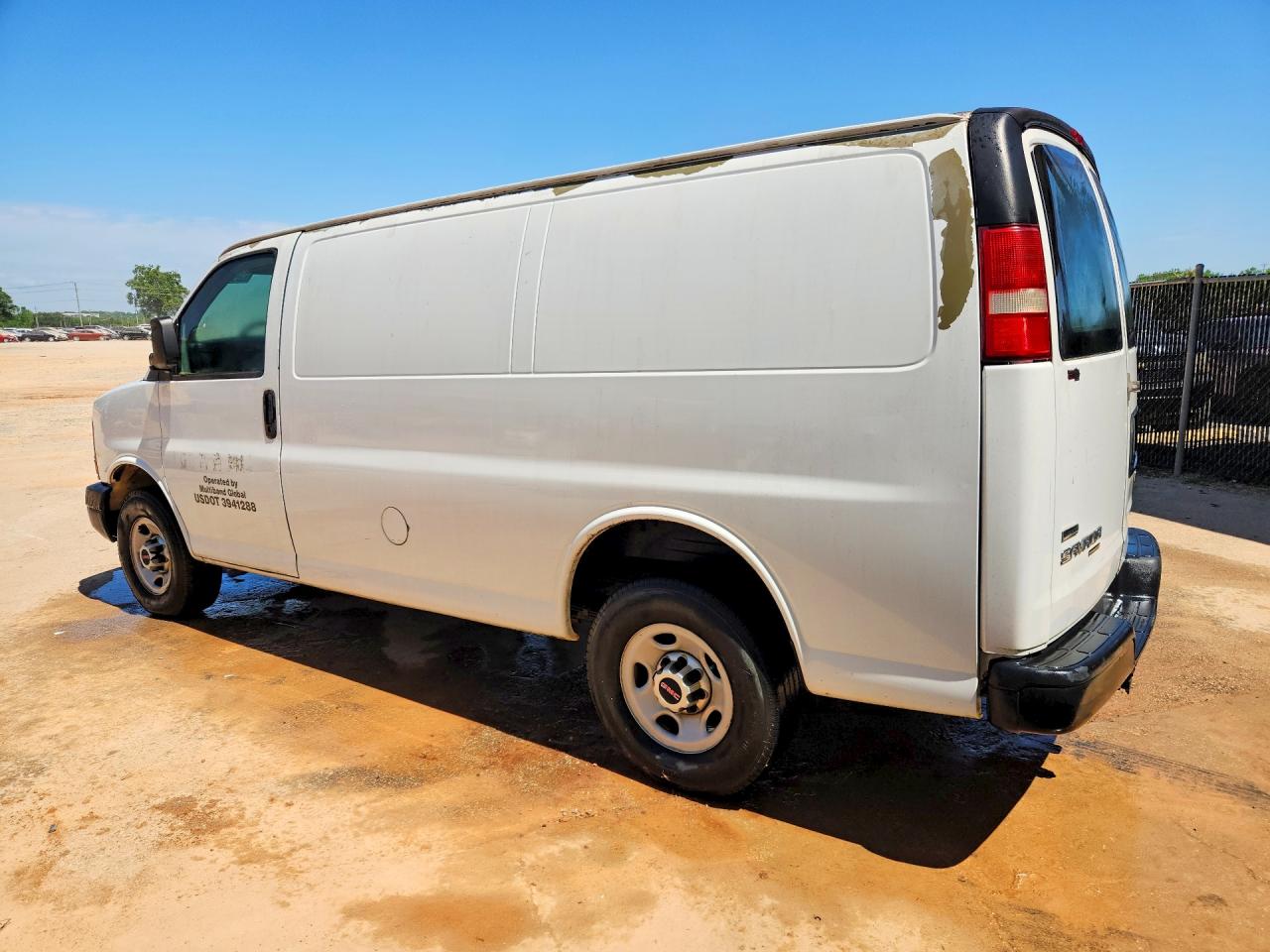 2011 GMC Savana VIN 1GTW7FCA4B1190895 photo 2